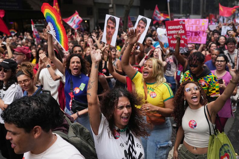 Estudiantes protestan para defender la educación pública y en apoyo al presidente brasileño Luiz Inácio Lula da Silva, quien busca un cuarto mandato, antes de la segunda vuelta electoral, el miércoles 7 de octubre de 2026, en Río de Janeiro. (AP Foto/Silvia Izquierdo)