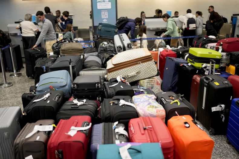 El equipaje se acumula en el aeropuerto Jorge Newbery debido a que los trabajadores del equipaje realizan un paro para presionar al gobierno para que aumente los salarios en Buenos Aires, Argentina, el viernes 13 de septiembre de 2024. (AP Foto/Natacha Pisarenko)