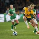 La australiana Ellie Carpenter (izquierda) disputa el balón con la irlandesa Katie McCabe en el Mundial femenino, el jueves 20 de julio de 2023, en Sídney, Australia. (AP Foto/Rick Rycroft)
