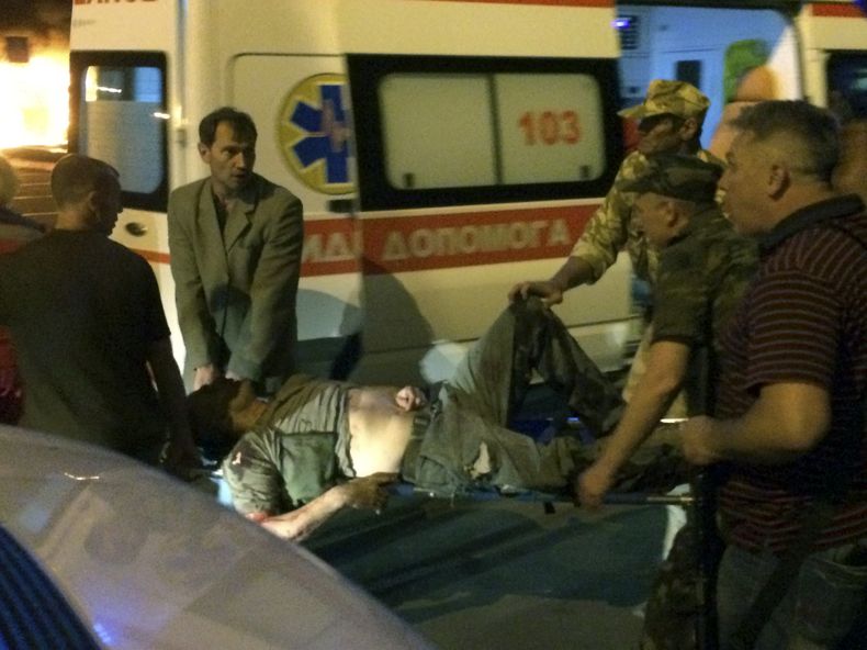 Activistas prorrusos transportan a un hombre herido en una explosi&oacute;n en Donetsk, Ucrania, el 12 de junio del 2014. La federaci&oacute;n europea de baloncesto retir&oacute; a Ucrania el derecho a organizar el Eurobasquet masculino del a&ntilde;o pr&