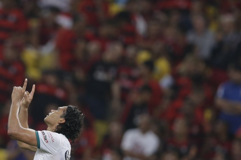Carlos Pe&ntilde;a del Le&oacute;n de M&eacute;xico celebra tras anotar un gol ante Flamengo de Brasil en la Copa Libertadores el mi&eacute;rcoles 9 de abril de 2014. (AP Foto/Felipe Dana)