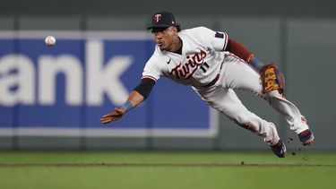 El dominicano Jorge Polanco, de los Mellizos de Minnesota, tira a la intermedia para hacer un out en el juego del viernes 8 de septiembre de 2023 ante los Mets de Nueva York (AP Foto/Abbie Parr)