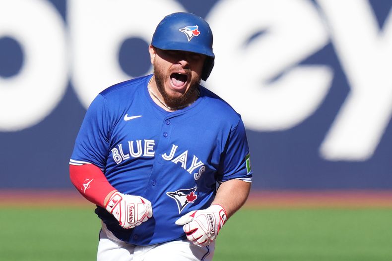 Alejandro Kirk de los Azulejos de Toronto tras batear un grand slam ante los Rays de Tampa Bay, el domingo 28 de septiembre de 2025, en Toronto. (Chris Young/The Canadian Press vía AP)