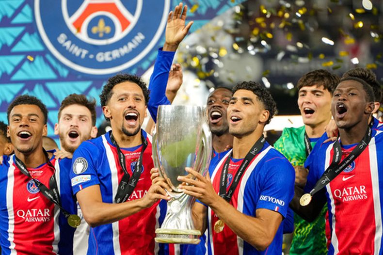 El capitán Marquinhos y Achraf Hakimi del Paris Saint-Germain levantan el trofeo durante las celebraciones tras ganar la Supercopa de la UEFA tras vencer a Aston Villa, el miércoles 12 de agosto de 2026, en Salzburgo, Austria. (AP Foto/Darko Bandic)