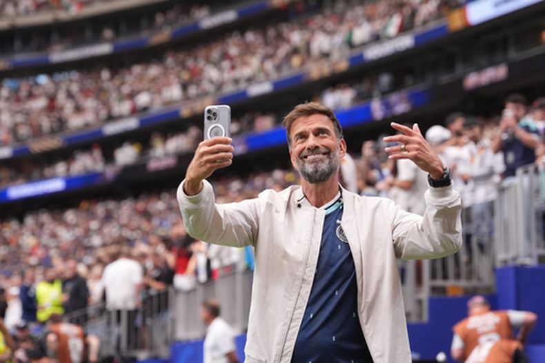 El exentrenador del Liverpool, el alemán Jurgen Klopp, observa el partido por el Grupo E del Mundial entre Alemania y Curazao, el domingo 14 de junio de 2026, en Houston. (AP Foto/Eric Gay)