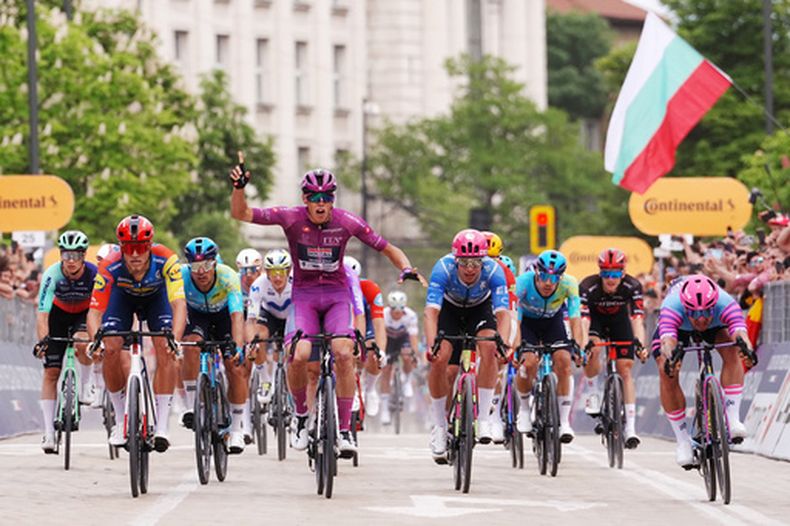 El francés Paul Magnier gana la tercera etapa del Giro de Italia que se celebró entre Plovdiv y Sofia en Bulgaria el domingo 10 de mayo del 2026. (Fabio Ferrari/LaPresse via AP)