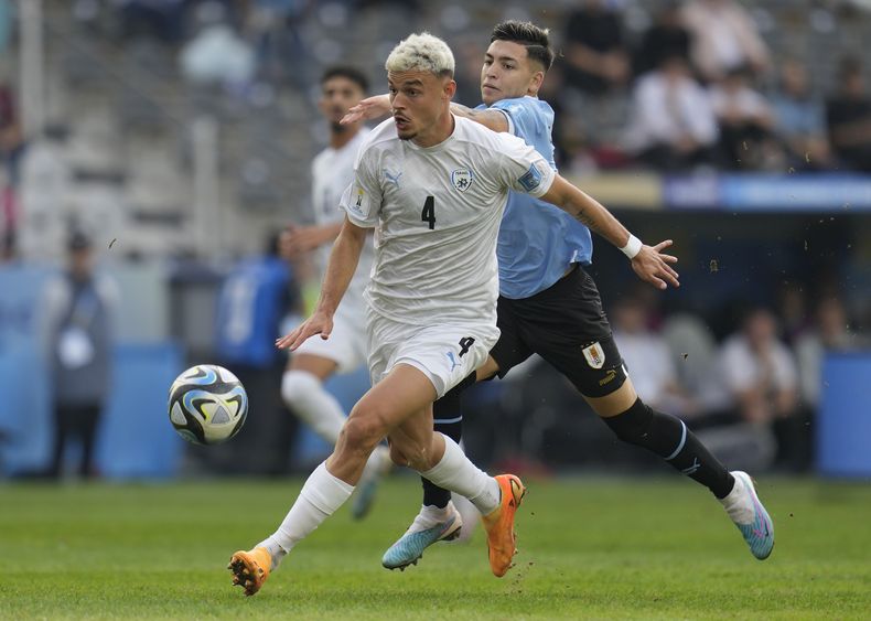 Stav Lemkin de Israel, al frente, es marcado por Anderson Duarte de Uruguay durante la semifinal del Mundial Sub20 en el estadio Diego Maradona de La Plata, Argentina, jueves 8 junio, 2023. (AP Foto/Ricardo Mazalan)