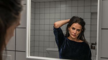 En esta imagen proporcionada por Mubi, Demi Moore en una escena de The Substance. (Mubi via AP)