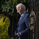 El presidente Joe Biden sale de una iglesia en Washington, tras asistir a misa, el sábado 10 de junio de 2023. (AP Foto/Manuel Balce Ceneta)