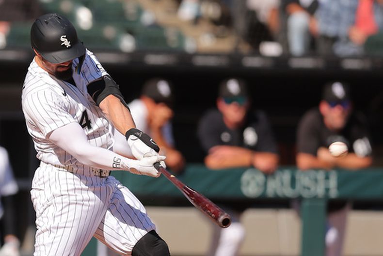 Randal Grichuk, de los Medias Blancas de Chicago, conecta un jonrón de dos carreras durante la tercera entrada de un partido de béisbol contra los Rockies de Colorado, el domingo 27 de septiembre de 2026, en Chicago. (Foto AP/Melissa Tamez)