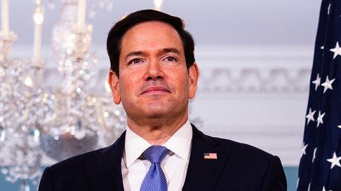 El secretario de Estado, Marco Rubio, llega con la ministra de Asuntos Exteriores austriaca Beate Meinl-Reisinger --quien no aparece en la foto-- a la Sala del Tratado del Departamento de Estado, el 11 de agosto de 2026, en Washington. (AP Foto/Tierney L. Cross)