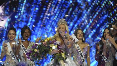 Miss Dinamarca Victoria Kjær Theilvig, al centro, reacciona después de ganar la 73ra edición de Miss Universo en Ciudad de México, el sábado 16 de noviembre de 2024. (AP Foto/Fernando Llano)