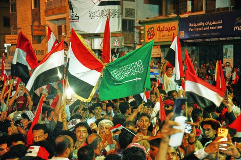 Yemenís ondean banderas del país y de Arabia Saudí para celebrar el 64to aniversario de la Revolución del 26 de Septiembre en Taiz, Yemen, el 25 de septiembre de 2026. (AP Foto/Abdulnasser Alseddik)