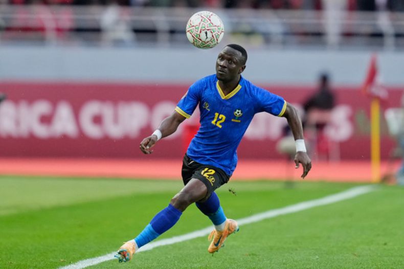 El tanzano Simon Msuva controla el balón durante el juego de fútbol de la fase de grupos de la Copa Africana de Naciones entre Tanzania y Túnez en Rabat, Marruecos, el martes 30 de diciembre de 2025. (AP Photo/Mosaab Elshamy)