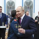 El presidente ruso Vladímir Putin abraza a la soldado de primera clase Lyudmila Bolilaya tras otorgarle la medalla de la Estrella de Oro del Héroe de Rusia, durante una ceremonia para presentar galardones del Estado en el Salón de Catalina del Palacio del Senado del Kremlin, el jueves 22 de mayo de 2025, en Moscú, Rusia. (Alexander Kazakov, Sputnik, Kremlin foto compartida vía AP)