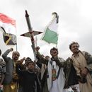 Simpatizantes de los hutíes participan en un mitin contra los bombardeos estadounidenses sobre Yemen y la ofensiva israelí contra los palestinos en la Franja de Gaza, el viernes 8 de marzo de 2024, en Saná, Yemen. (AP Foto/Osamah Abdulrahman)