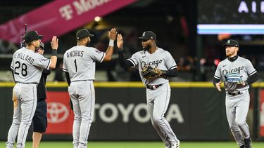 Zach Remillard, Elvis Andrus, Luis Robert Jr. y Clint Frazier de los Medias Blancas de Chicago celebran la victoria en extra innings ante los Marineros de Seattle el sábado 17 de junio del 2023. (AP Foto/Caean Couto)