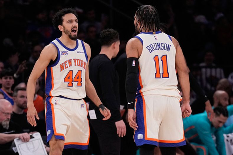 Landry Shamet celebra con su compañero de los Knicks de Nueva York Jalen Brunson en el encuentro ante los Spurs de San Antonio el domingo primero de marzo del 2026.(AP Foto/Seth Wenig)