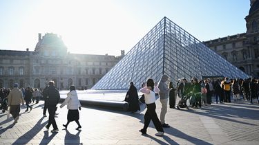 Personas esperan la apertura del museo del Louvre, el jueves 30 de octubre de 2025 en París. (Foto AP/Emma Da Silva)