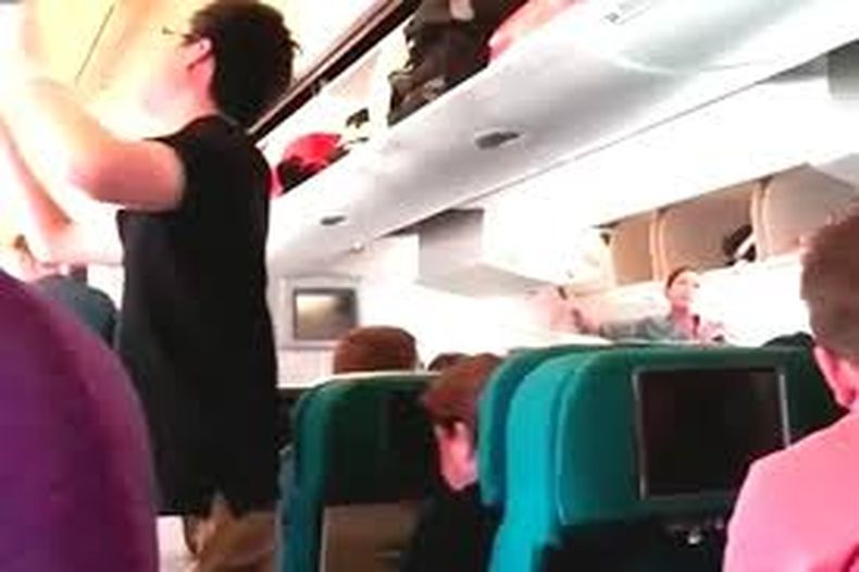 Un estudiante de filosofía malasio publicó en su cuenta de Instagram un video dentro del avión MH17 de la aerolínea Malaysian Airlines instantes antes de que se estrellara en Ucrania.