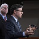 El presidente de la Cámara de Representantes, el republicano Mike Johnson, al centro, acompañado a la izquierda por el líder de la mayoría en la cámara baja, el republicano Steve Scalise, y el republicano Tom Emmer, durante una conferencia de prensa después de presentar su versión final de una iniciativa interina de gastos a su bancada, el martes 17 de diciembre de 2024, en Washington. (AP Foto/J. Scott Applewhite, Archivo)