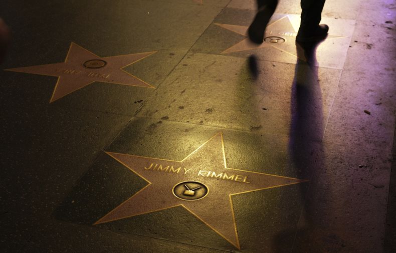 Un peatón pasa junto a la estrella de Jimmy Kimmel en el Paseo de la Fama de Hollywood después de que ABC suspendiera su programa nocturno indefinidamente debido a sus comentarios sobre la muerte de Charlie Kirk, el miércoles 17 de septiembre de 2025, en Los Ángeles. (Foto AP/Chris Pizzello)