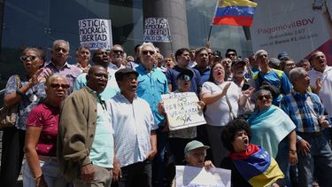 Manifestantes se reúnen frente a la sede de las Naciones Unidas en Caracas, Venezuela, para protestar contra la participación de la presidenta interina de Venezuela, Delcy Rodríguez, en la Asamblea General de la ONU, el martes 22 de septiembre de 2026. (AP Foto/Ariana Cubillos)