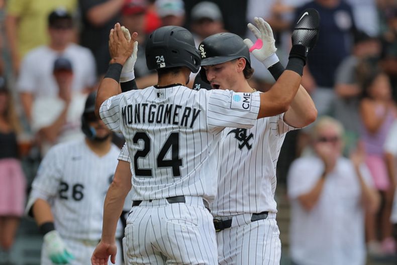 Colson Montgomery, derecha, de los Medias Blancas de Chicago, celebra despues de batear un jonrón de tres carreras con Braden Montgomery (24) durante la tercera entrada del juego de béisbol de Grandes Ligas contra los Guardianes de Cleveland, el domingo 9 de agosto de 2026, en Chicago. (AP Foto/Melissa Tamez)