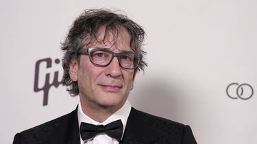 ARCHIVO - Neil Gaiman llega a la Gala Art of Elysium Heaven el 6 de enero de 2024 en el Wiltern Theatre de Los Ángeles. (Foto Jordan Strauss/Invision/AP, archivo)