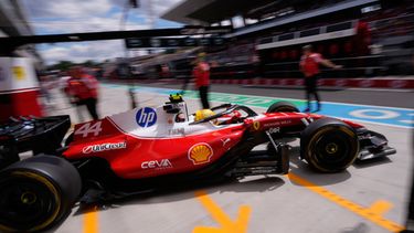 Lewis Hamilton conduce su Ferrari a los pits durante la primera sesión de práctica del Gran Premio de Hungría, el viernes 24 de julio de 2026, en Mogyorod, Hungría. (AP Foto/Darko Bandic)