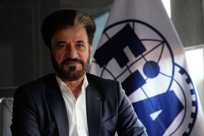 El presidente de la FIA, Mohammed Ben Sulayem, posa durante una entrevista con The Associated Press previo al Gran Premio de Italia, el domingo 6 de septiembre de 2026, en el circuito de Monza. (AP Foto/Luca Bruno)