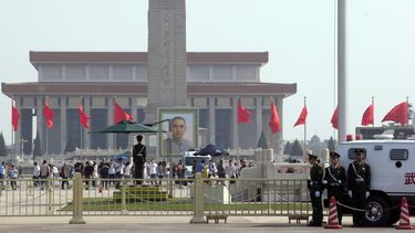 americateve | Un retrato de Sun Yat-sen, considerado ampliamente como el padre fundador de la China moderna, luce en la Plaza de Tiananmen antes de la celebraci&oacute;n por el d&iacute;a 1 de mayo en Beijing, China, el mi&eacute;rcoles 30 de abril de 2014. Seg&uacute;