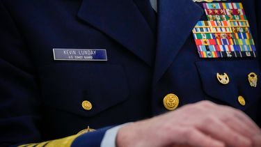 El nombre y las condecoraciones del almirante Kevin Lunday, comandante interino de la Guardia Costera de Estados Unidos, vistas en su uniforme durante una vista del Comité de Comercio, Ciencia y Transporte del Senado para su nominación para el cargo, el 19 de noviembre de 2025, en el Capitolio, Washington. (AP Foto/Julia Demaree Nikhinson)