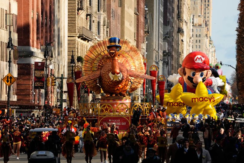 La carroza de Tom Turkey recorre Central Park West para dar inicio al Desfile del Día de Acción de Gracias de Macys, el jueves 27 de noviembre de 2025, en Nueva York. (Foto AP/Eduardo Munoz Alvarez)