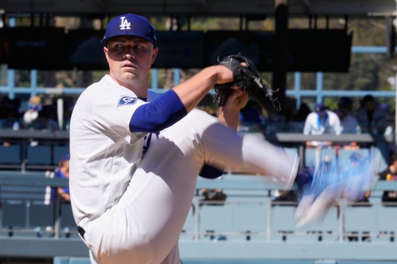 Tarik Skubal, abridor de los Dodgers de Los Ángeles, trabaja frente a los Bravos de Atlanta durante la primera entrada del Juego 1 de la Serie Divisional de la Liga Nacional, el sábado 3 de octubre de 2026, en Los Ángeles. (AP Foto/Mark J. Terrill)