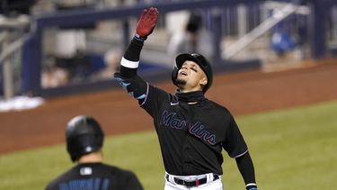 Díaz conduce a Marlins a victoria sobre Cerveceros