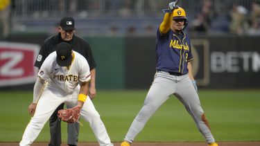 El dominicano Willy Adames, de los Cerveceros de Milwaukee, festeja junto a Nick Yorke, de los Piratas de Pittsburgh, luego de robarse la intermedia en el juego del martes 24 de septiembre de 2024 (AP Foto/Gene J. Puskar)