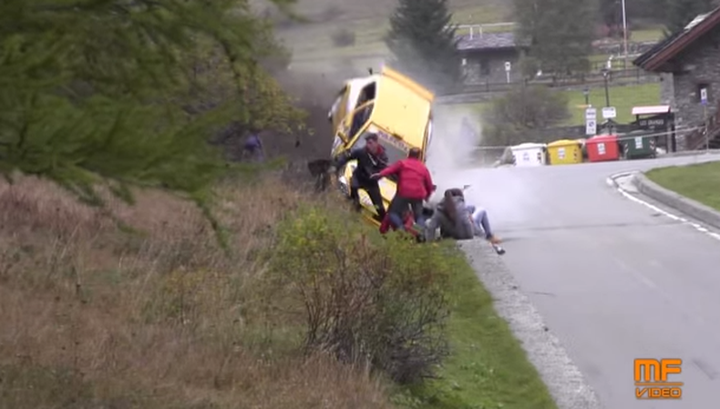 En una de las curvas del italiano Rally Valle d'Aosta, el vehículo perdió el control y casi atropella a varias personas. El piloto y el copiloto del Renault Clio sólo sufrieron heridas