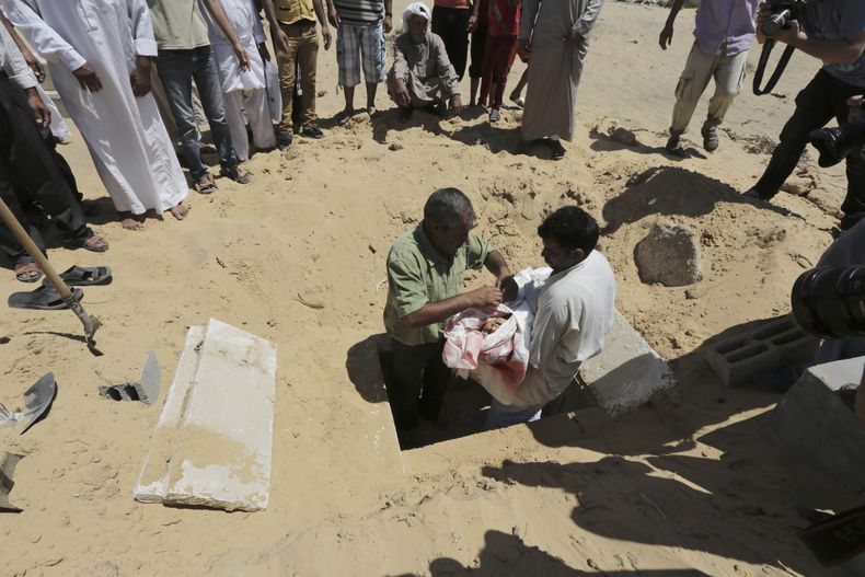 Familiares de Abdallah Abu Ghazal, de cuatro a&ntilde;os, acuden a su funeral en Beit Lahiya, en el norte de la Franja de Gaza, el jueves 10 de julio de 2014. (Foto AP/Adel Hana)