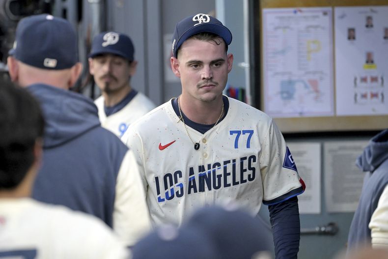 River Ryan, abridor de los Dodgers de Los Ángeles, camina en el dugout después de salir del partido con una lesión durante la quinta entrada del juego en contra de los Piratas de Pittsburgh, el sábado 10 de agosto de 2024, en Los Ángeles. (AP Foto/Jayne-Kamin-Oncea)