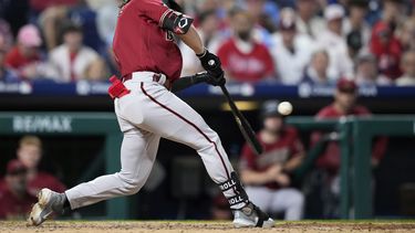 Corbin Carroll, de los Diamondbacks de Arizona, batea un sencillo productor en el juego del martes 23 de mayo de 2023, ante los Filis de Filadelfia (AP Foto/Matt Slocum)