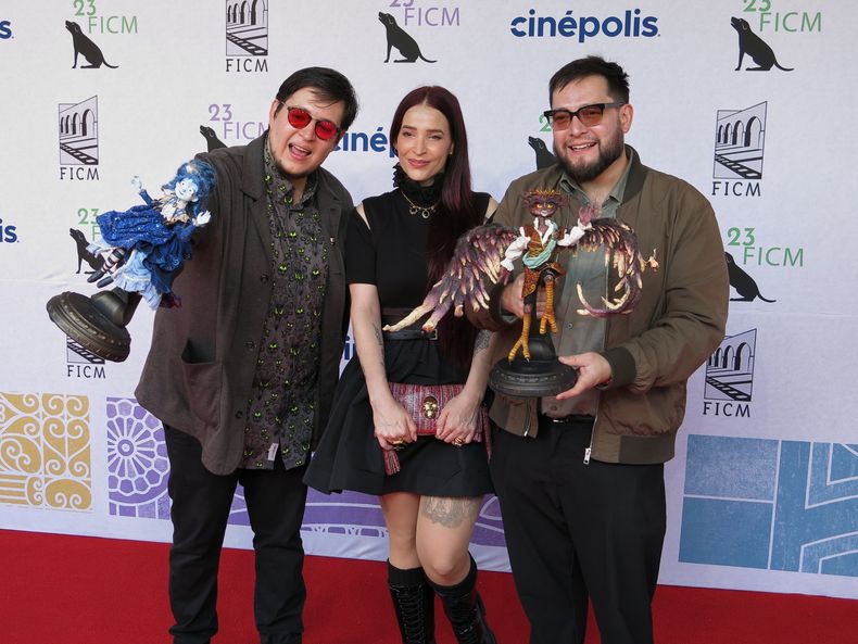Los cineastas mexicanos Roy Ambriz (izquierda) y Arturo Ambriz (derecha) posan con la actriz y directora Mireya Mendoza en la alfombra roja de la película Soy Frankelda en el Festival de Cine de Morelia, en Morelia, México, el sábado 12 de octubre de 2025. (Foto AP/Berenice Bautista)