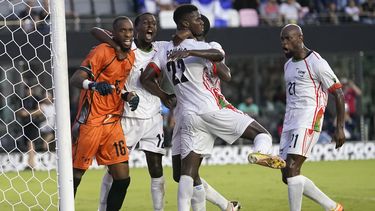 El arquero de Martinica Yannis Clementia (16), Enrick Reuperné (12),Florent Poulolo (22) y Florian Lapis (21) celebran luego que el volante salvadoreño Jairo Henríquez falló un penal en el partido por la Copa de Oro, el lunes 26 de junio de 2023, en Fort Lauderdale, Florida. Martinica ganó 2-1. (AP Foto/Lynne Sladky)