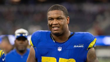 ARCHIVO - Foto del 17 de diciembre del 2023, el tackle ofensivo de los Rams de Los Ángeles Alaric Jackson se dirige al vestuario tras el juego ante los Commanders de Washington. (AP Foto/Kyusung Gong, Archivo)