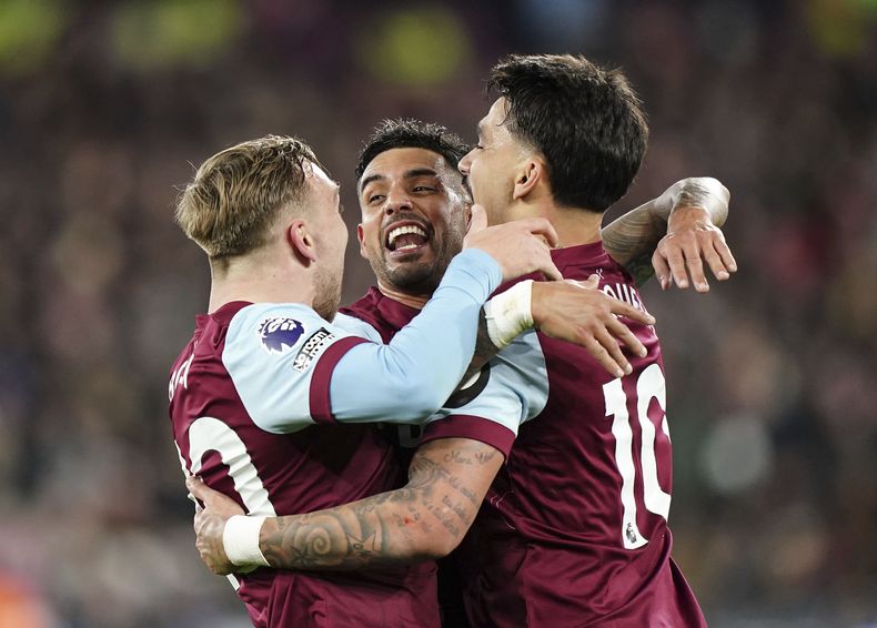 Emerson Palmieri (centro) celebra tras marcar un gol para West Ham en el partido ante Brentford en la Liga Premier, el lunes 26 de febrero de 2024. (Zac Goodwin/PA vía AP)
