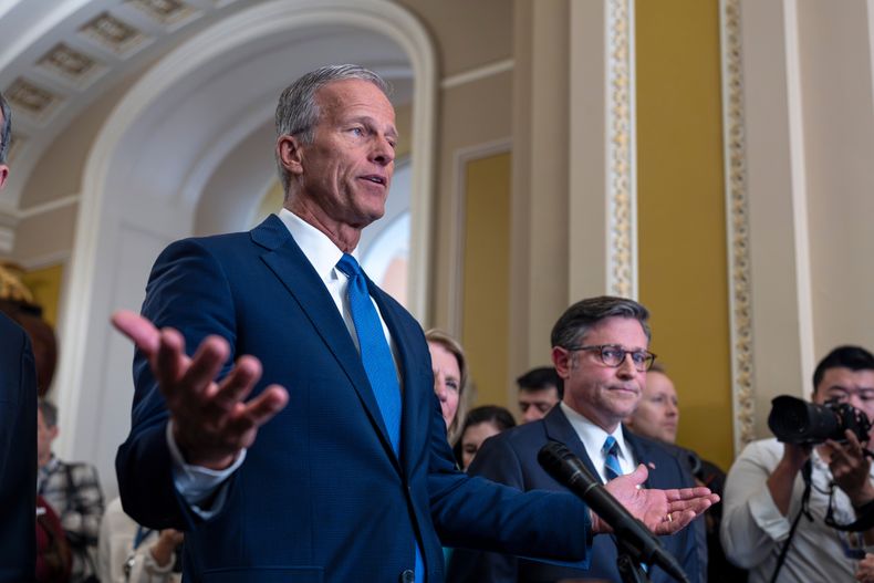 El líder de la mayoría en el Senado estadounidense, John Thune, republicano de Dakota del Sur, junto al presidente de la Cámara de Representantes, Mike Johnson, republicano de Luisiana, habla con la prensa tras una reunión republicana de estrategia a puerta cerrada mientras comienza la segunda semana de un cierre de gobierno, en el Capitolio, Washington, el martes 7 de octubre de 2025. (AP Foto/J. Scott Applewhite)