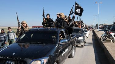 ARCHIVO - En esta fotografía publicada el 4 de mayo de 2015 por un sitio web miliciano, que ha sido verificada y está en consonancia con otros reporters de la AP, combatientes del grupo Estado Islámico conducen un convoy por Tel Abyad, en el noreste de Siria. (Sitio web miliciano vía AP, Archivo)