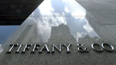 ARCHIVO - Una imagen de archivo del exterior de la tienda insignia de Tiffany & Co. en la Quinta Avenida de Nueva York, el 26 de agosto de 2010. (AP Foto/Bebeto Matthews, archivo)