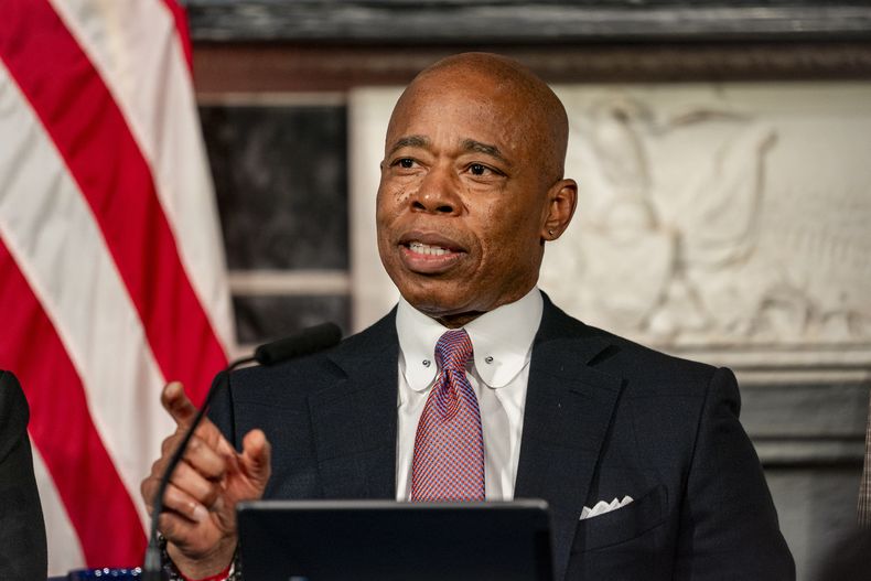 ARCHIVO - El alcalde neoyorquino Eric Adams habla durante una conferencia de prensa en el Ayuntamiento, el 12 de diciembre de 2023, en Nueva York. (AP Foto/Peter K. Afriyie, archivo)