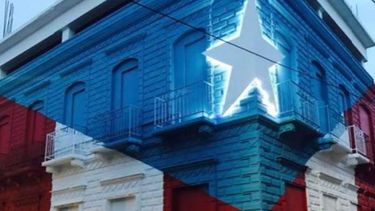bandera de puerto rico transforma edificio abandonado en utuado